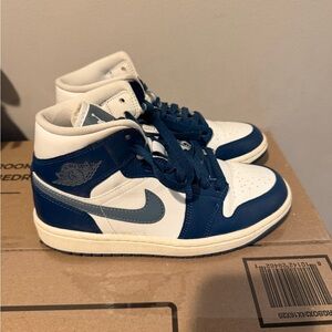 Nike jordan Blue and White High-Top Sneakers like new size 5.5 kids